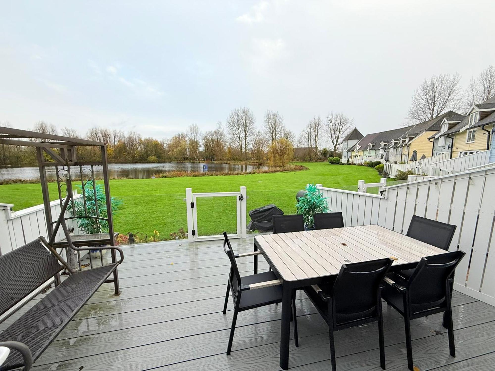 Luxury Kingfisher Lodge, Isis Lake, Within The Cotswold Waterpark *