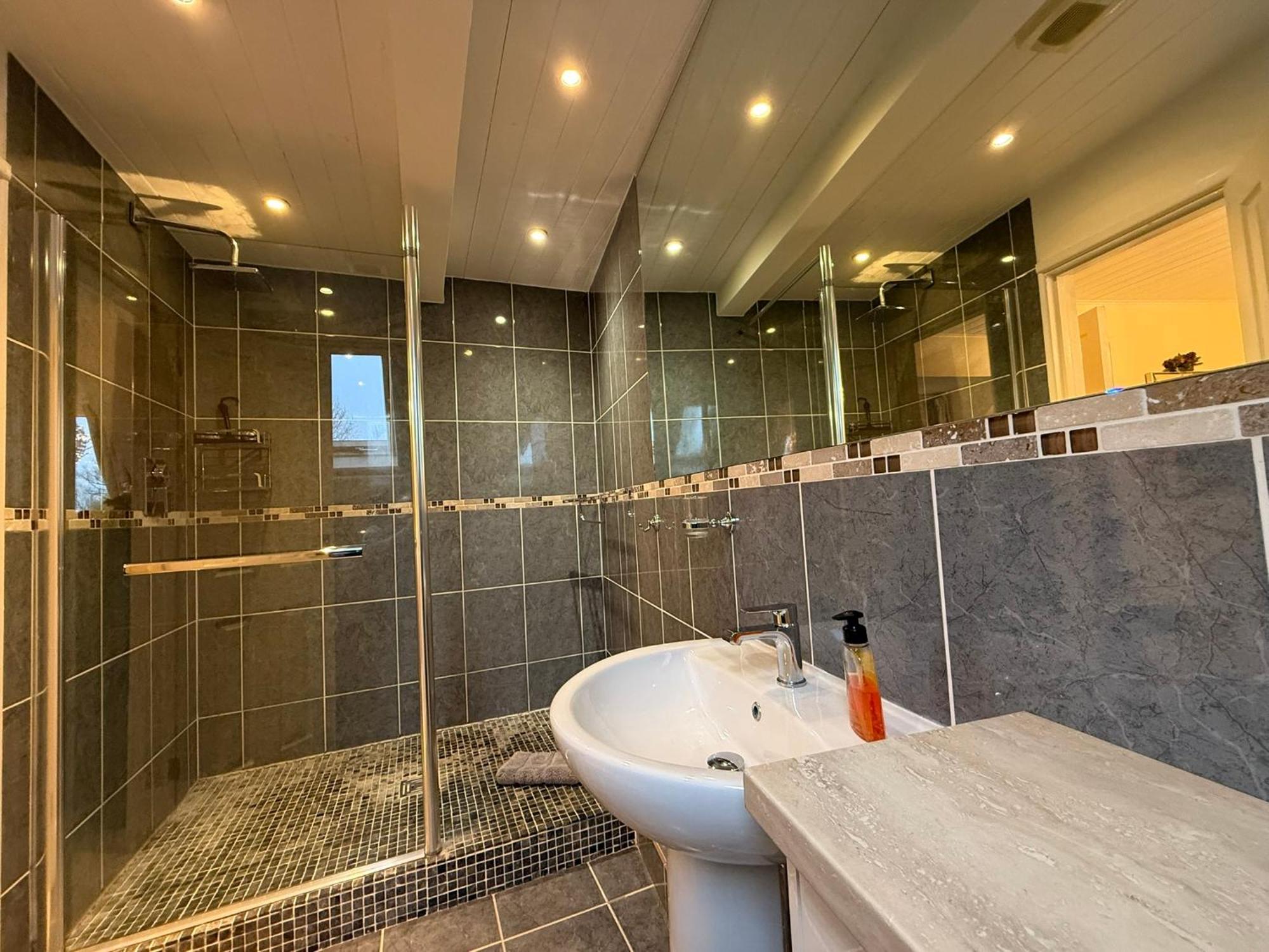 Luxury Kingfisher Lodge, Isis Lake, Within The Cotswold Waterpark * Cirencester