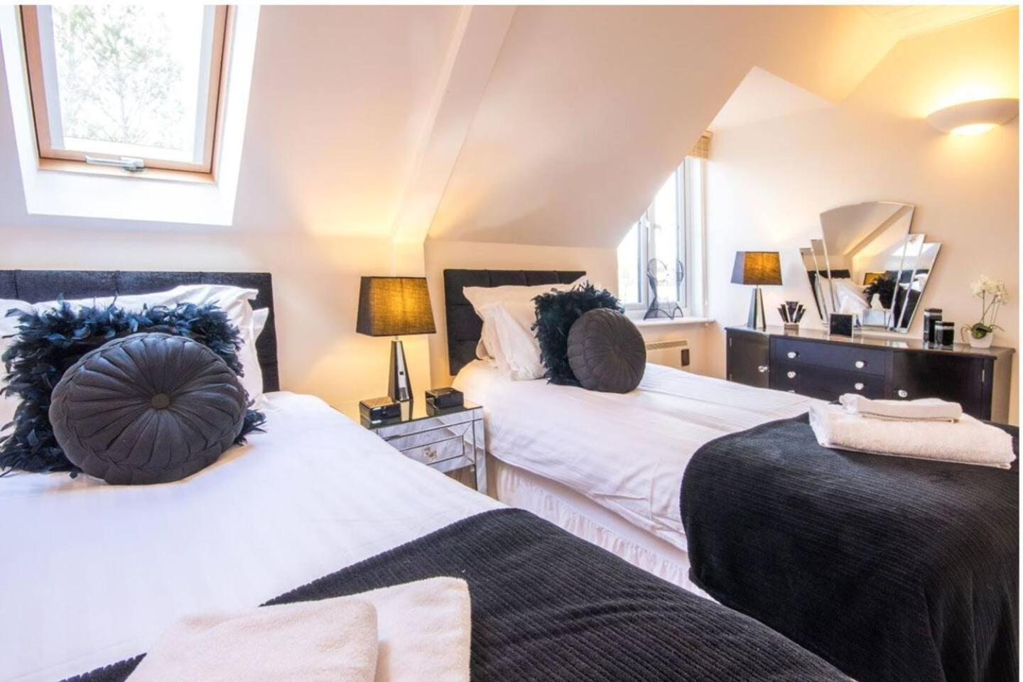 Holiday home Luxury Kingfisher Lodge, Isis Lake, Within The Cotswold Waterpark Cirencester