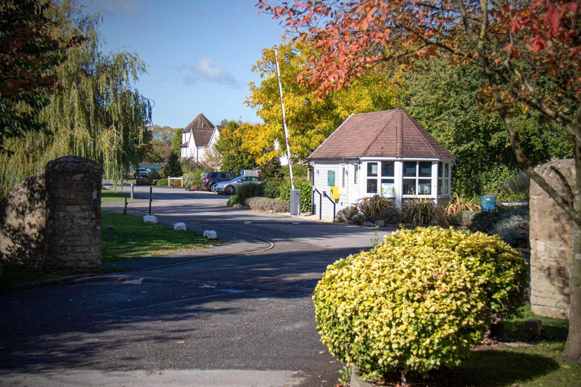 Luxury Kingfisher Lodge, Isis Lake, Within The Cotswold Waterpark Holiday home *