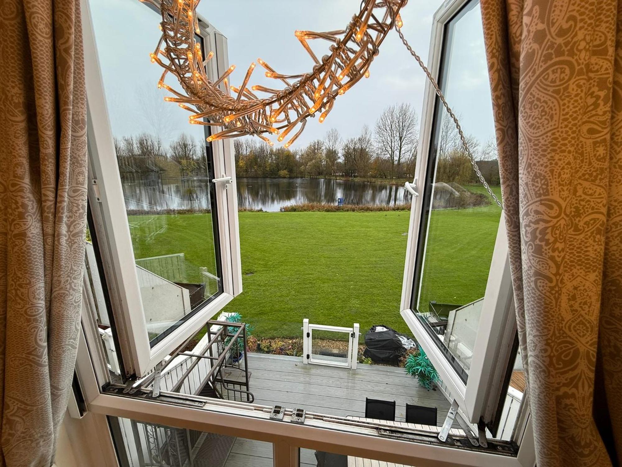 Luxury Kingfisher Lodge, Isis Lake, Within The Cotswold Waterpark Holiday home Cirencester