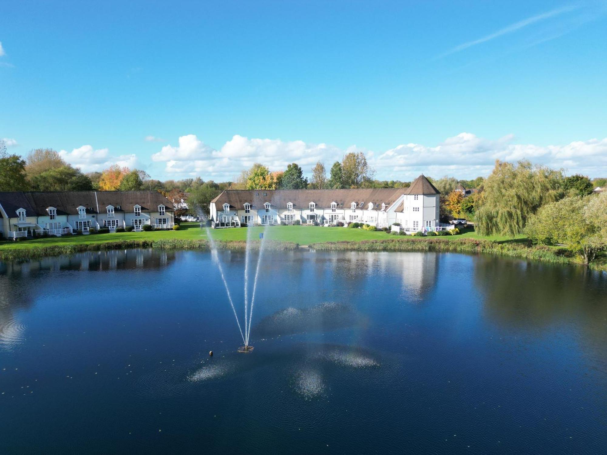 Luxury Kingfisher Lodge, Isis Lake, Within The Cotswold Waterpark Holiday home