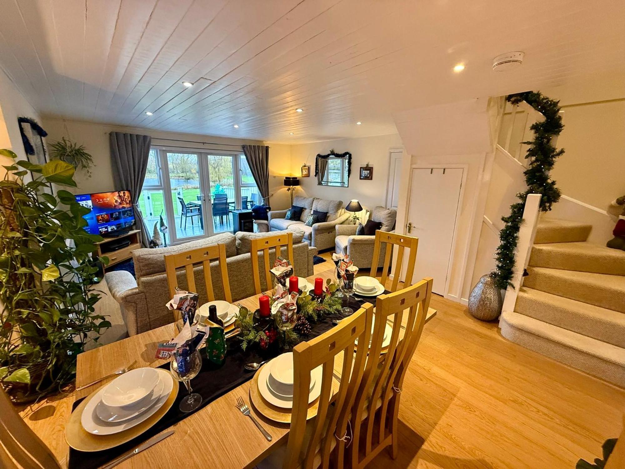 Luxury Kingfisher Lodge, Isis Lake, Within The Cotswold Waterpark Holiday home *