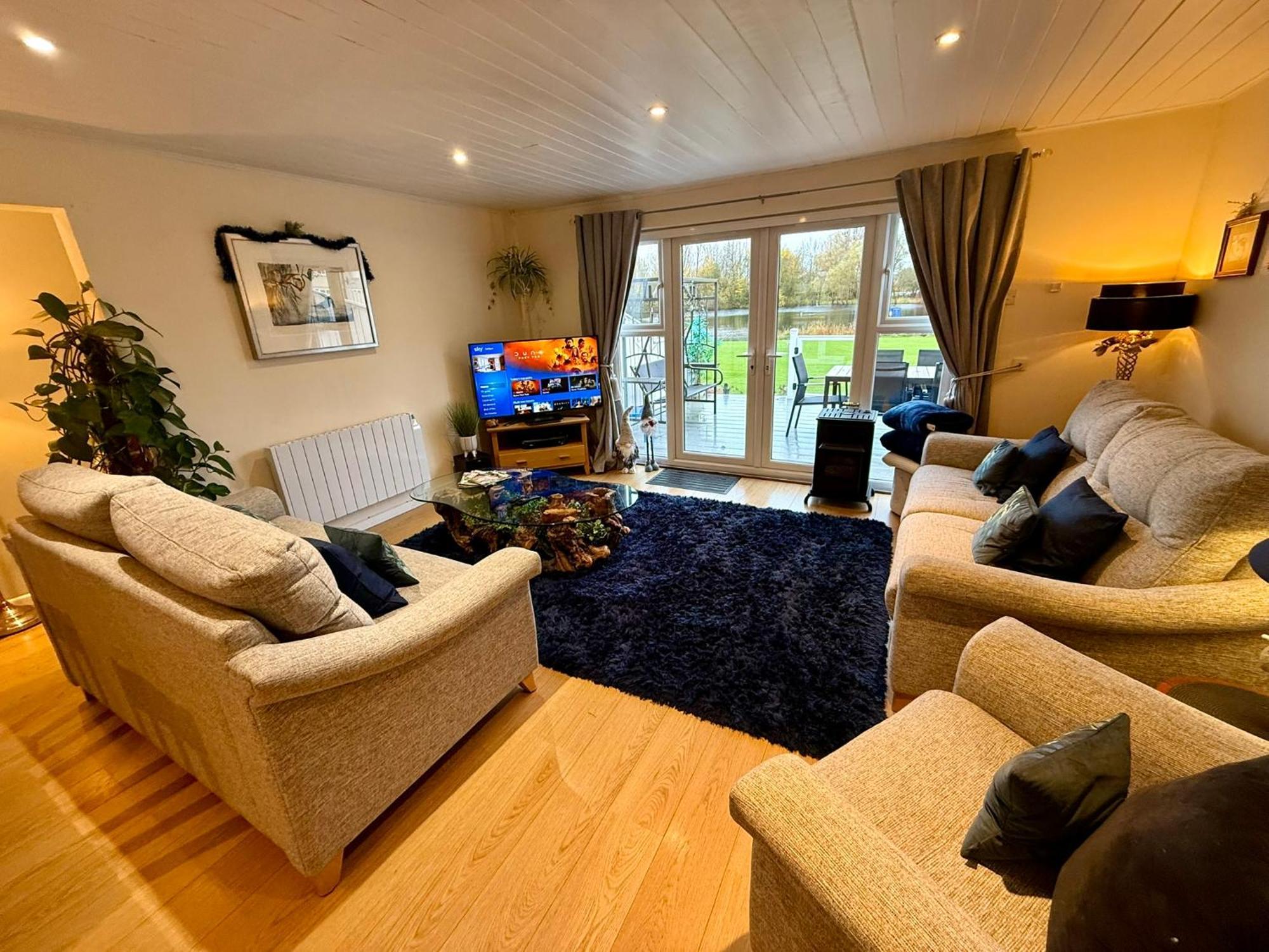 Luxury Kingfisher Lodge, Isis Lake, Within The Cotswold Waterpark Cirencester