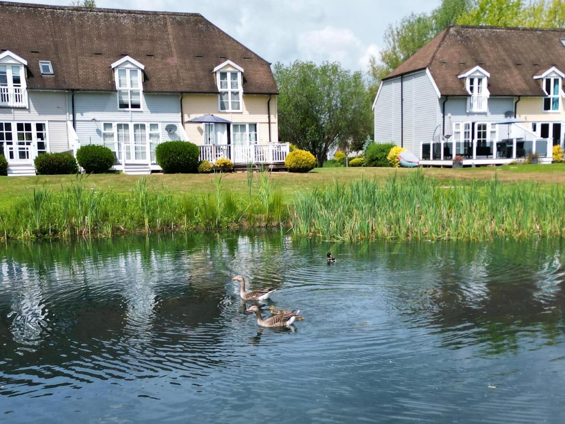 Luxury Kingfisher Lodge, Isis Lake, Within The Cotswold Waterpark Holiday home *